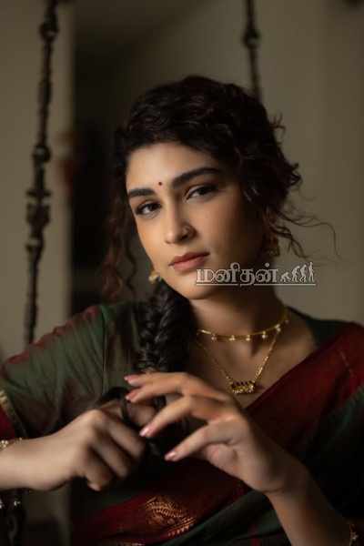 சேலையில் இறங்கிய குஷ்பூ மகள்