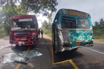 யாழ் வந்த தனியார் பேருந்தை மோதிய இ.போ.ச பேருந்து; பயணிகள் மருத்துவமனையில்