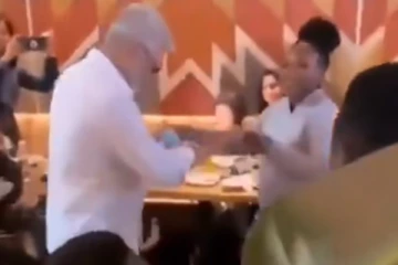 புத்தாண்டில் தனது ரசிகையுடன் குத்தாட்டம் போட்ட நடிகர் அஜித் (வைரல் வீடியோ)