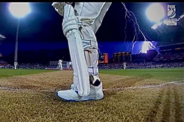 அடிலெய்டு மைதானத்தில் விழுந்த இடி - உயிர் தப்பிய கிரிக்கெட் வீரர்கள்