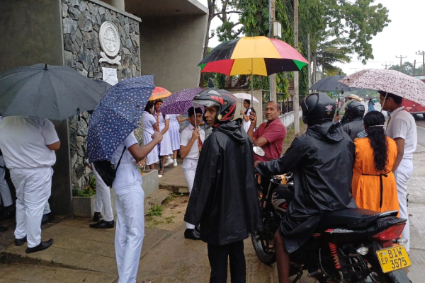 உரிய நேரத்திற்கு திறக்கப்படாத பரீட்சை நிலையம் : கொட்டும் மழையில் மாணவர்கள் காத்திருப்பு | Exam Center Didn T Open On Time Students Waiting