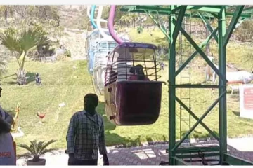 காதலர் தினத்தில் பிரபல நடிகையுடன் கோவிலுக்கு வந்த நடிகர் - திரண்ட கூட்டம்