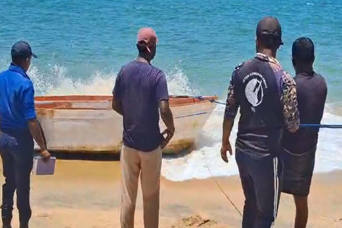 இயந்திரம் இன்றி கடலில் தத்தளித்த படகொன்றை கரைக்கு கொண்டுவந்த மீனவர்கள் | Fishermen Bring Ashore A Boat Stranded At Sea