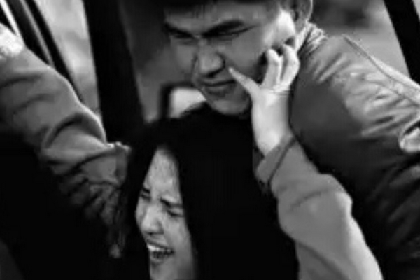 தாய் வீட்டுக்கு சென்ற மனைவியை வலுக்கடாயமாக கடத்திய கணவன் ! | Husband Kidnapping Wife In The Road Beruwala தாய் வீட்டுக்கு சென்ற மனைவியை வலுக்கடாயமாக கடத்திய கணவன் ! | Husband Kidnapping Wife In The Road Beruwala