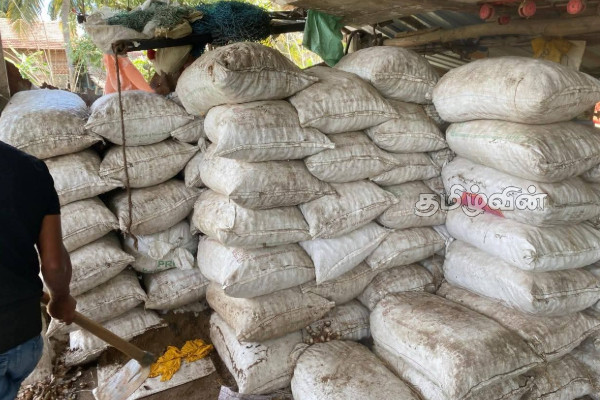கிண்ணியாவில் சட்டவிரோத சிப்பித் தொழிற்சாலைகள் முற்றுகை : இருவர் கைது | Illegal Oyster Factories In Kinniya Two Arrested