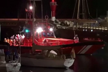 ஸ்பெயினின் கனேரி தீவில் படகு கவிழ்ந்து 16 பேர் மாயம்