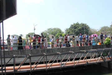 எரிவாயு தட்டுப்பாடு: கொழும்பில் மண்ணெண்ணெய்க்காக  காத்திருக்கும் மக்கள்!