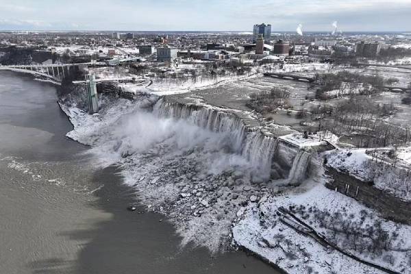 துருவ காற்றில் உறைந்துபோன நயாகரா நீர்வீழ்ச்சி - வைரலாகும் காணொளி | Niagara Falls Frozen Video Viral On Internet