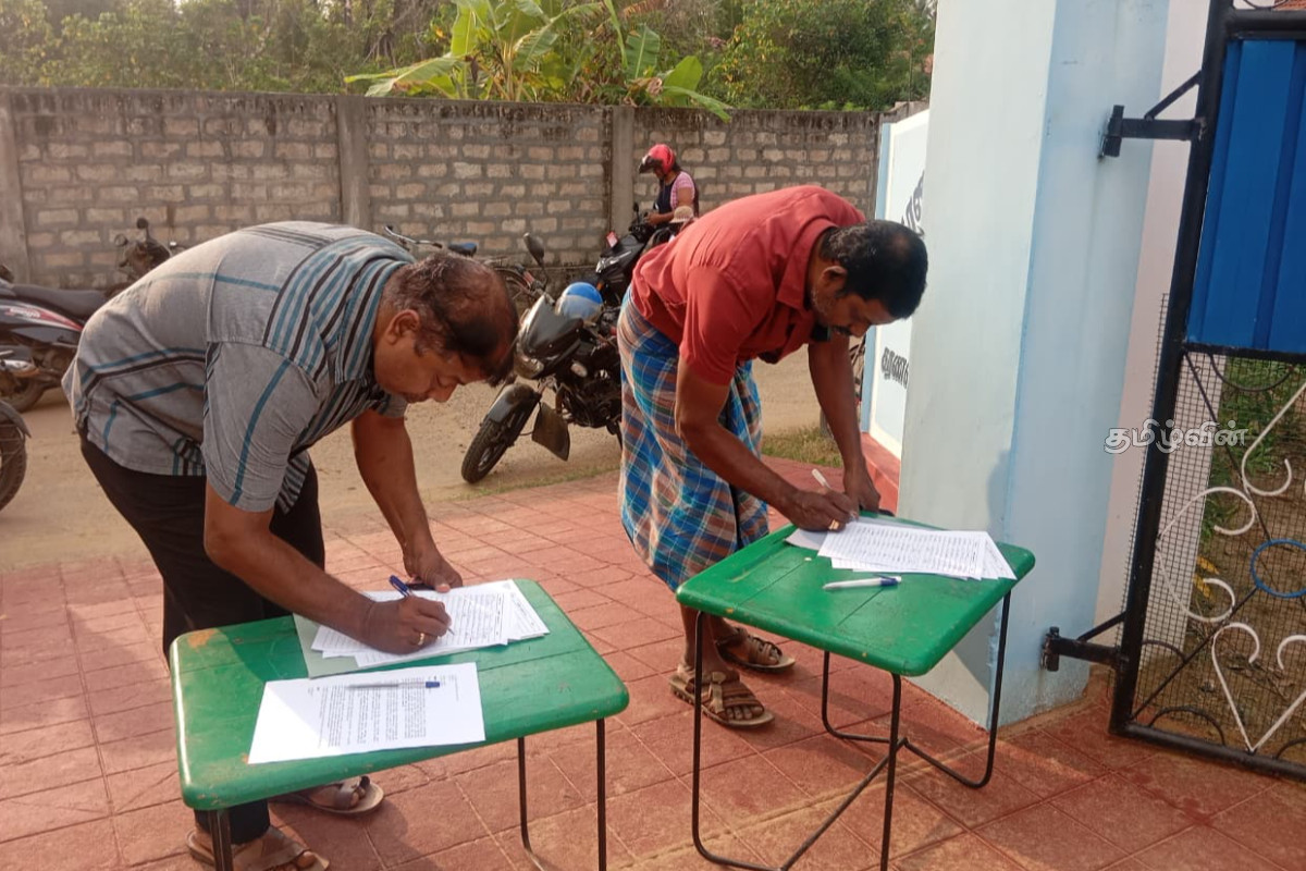 யாழில் நீண்டகாலமாக அதிபரின்றி இயங்கும் பாடசாலை:பெற்றோர் கையெழுத்து வேட்டை | School Tha Operates Independently Jaffna