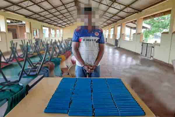 மன்னாரில் STFஆல் கைது செய்யப்பட்ட நபர் ; சோதனையில் கிடைத்த பொருட்களால் அதிர்ச்சி | Person Arrested By Stf In Mannar City Case