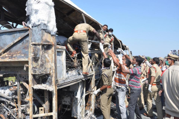 இந்தியாவில் அதிகாலையில் பற்றியெறிந்த பேருந்து ; 20 பேர் பலி | Bus Catches Fire Early Morning India