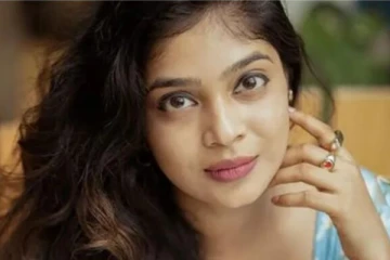 சிங்கிள் பீஸ் மார்டன் உடையில் களமிறங்கிய விஜே பாரு…!லேட்டஸ்ட் கிளிக்ஸ்