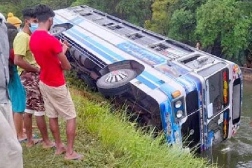 பஸ் கவிழ்ந்ததில் 8 பேர்க்கு நேர்ந்த கதி