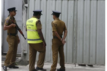 தேர்தல் பட்டியலில் பெயரை உள்ளடக்குமாறு கத்தியை காட்டி மிரட்டிய பெண்