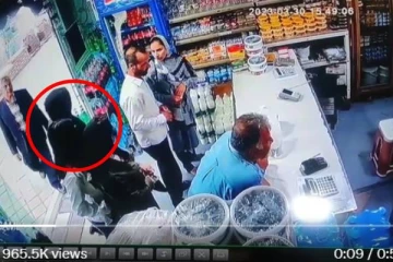 ஹிஜாப் அணியாத 2 பெண்கள் மீது தயிரை ஊற்றிய நபர்: ஈரானில் பரபரப்பை கிளப்பியுள்ள வீடியோ!