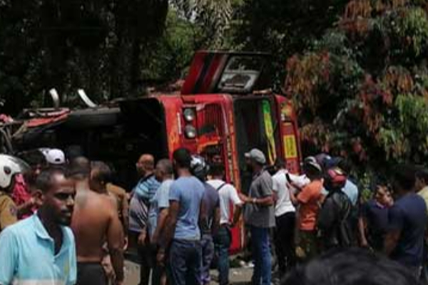 கோர விபத்தில் ஒருவர் பலி! 15 வைத்தியசாலையில் | Thulhiriya Area In Warakapola Bus Accident