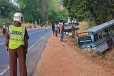 கால்வாய்க்குள் கவிழ்ந்த பேருந்து ; 22 பேர் படுகாயம்