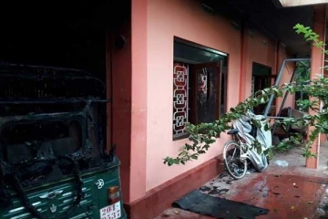 யாழ் வீடொன்றில் பெட்ரோல் குண்டு வீச்சு