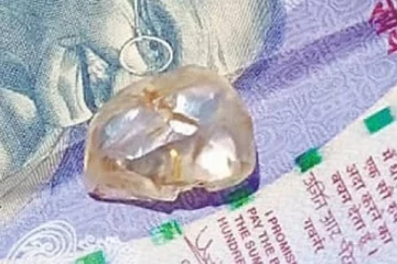 வயலில் கிடைத்த வைரக்கல்லால் ஒரே நாளில் வாழ்க்கை மாற்றம்.., பெண் விவசாயிக்கு அடித்த அதிர்ஷ்டம்