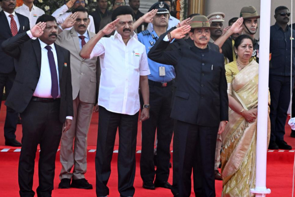 குடியரசு தினத்தையொட்டி தேசியக் கொடி ஏற்றிய ஆளுநர் ஆர்.என்.ரவி | Republic Day Tn Governor Hoisted National Flag