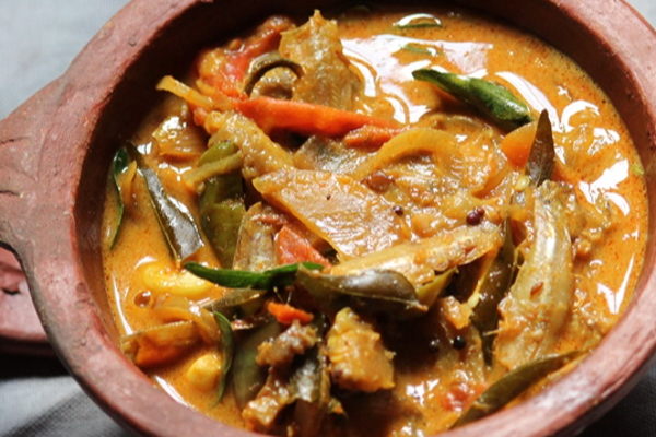 இலங்கை ஸ்டைலில் கருவாட்டு குழப்பு... இப்படி செய்தால் யாருக்கு தான் பிடிக்காது? | Karuvadu Kuzhambu Recipe