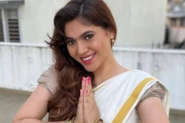 பிக்பாஸ் புகழ் நடிகை ஷெரினா இது?- அரைகுறை ஆடையில் இப்படி ஆளே மாறிவிட்டாரே?