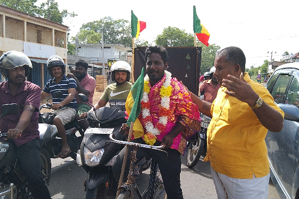 வன்னியில் இருந்து கோட்டா கோ கமவிற்கு துவிச்சக்கர வண்டிப் பயணம் (படங்கள்) - ஐபிசி தமிழ்