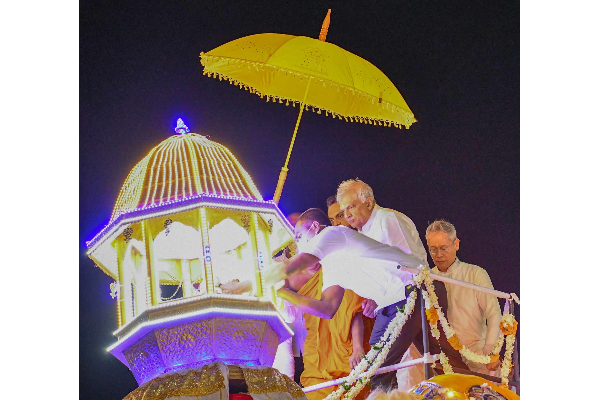 வரலாற்று சிறப்பு மிக்க முருகன் ஆலயத்தில் ஜனாதிபதி ரணில்(Photos) | President Ranil At The Historic Murugan Temple