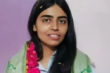 மறைந்த தந்தையின் கனவை நனவாக்க பயிற்சி இல்லாமல் UPSC தேர்வில் தேர்ச்சி பெற்ற பெண்