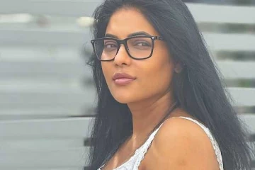 நோ மேக்கப்!! இறுக்கமான டிசர்ட்டில் நடிகை ரேஷ்மா பசுபுலடி..புகைப்படங்கள்..