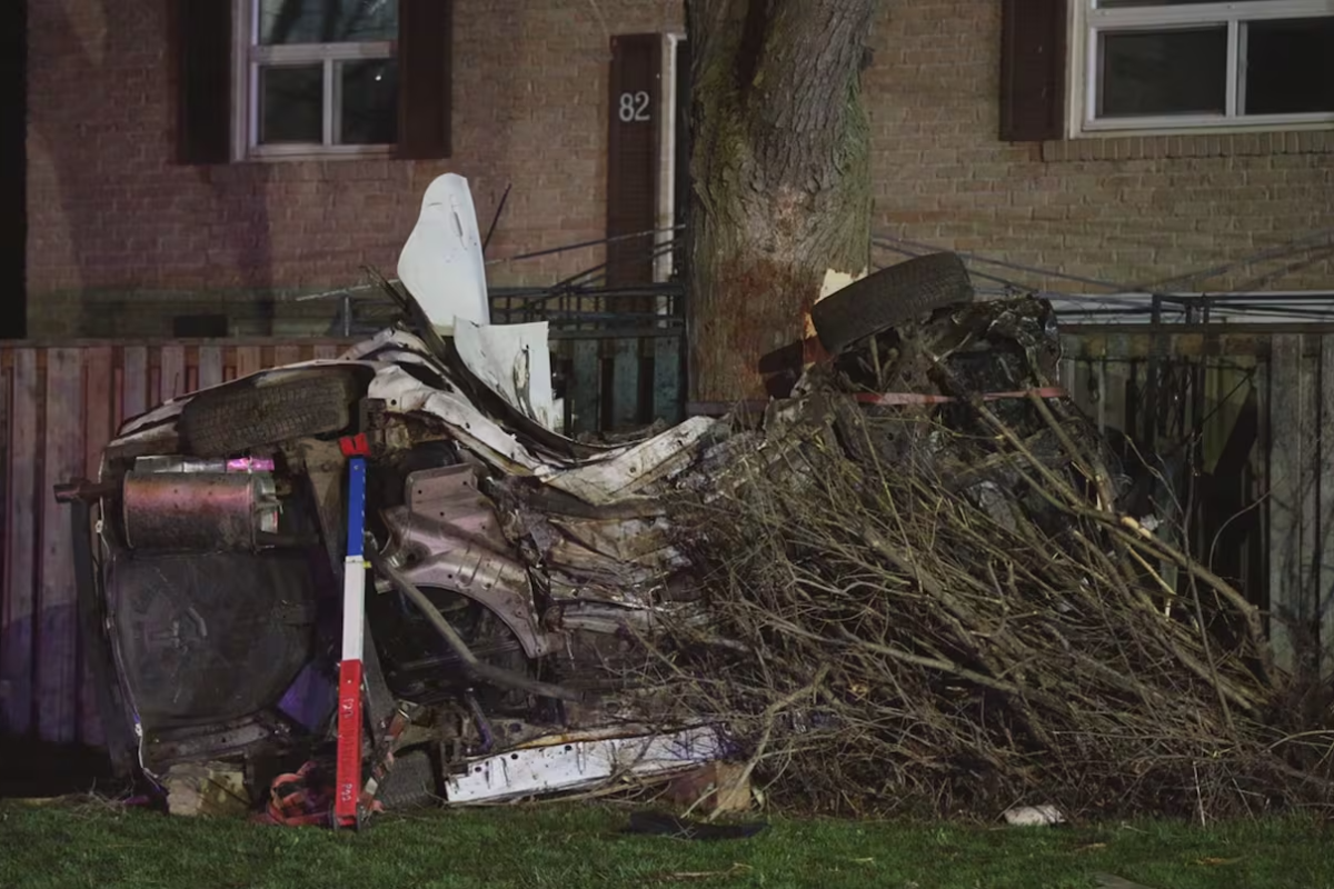 ஒஷாவாவில் கோர விபத்து: மரத்தில் கார் மோதி 40 வயது நபர் பலி | Driver Dead After Hitting Two Trees In Oshawa