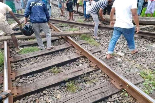 எரிபொருள் விலை அதிகரிப்புக்கு எதிராக நாட்டில் பல இடங்களில் ஆர்ப்பாட்டம் (Photos) | Protest Against Increase Fuel Prices In Srilanka