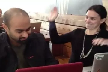 பேஸ்புக் பயன்படுத்தினால் கன்னத்தில் அறை! அமெரிக்காவில் வசிக்கும் இந்தியரின் வியக்க வைக்கும் செயல்.. வீடியோ