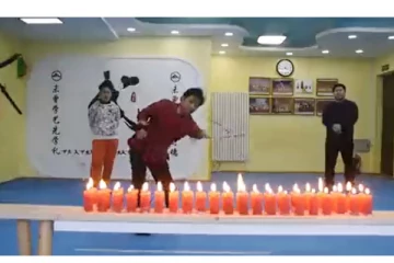 ஒரே நேரத்தில் 42 மெழுகுவர்த்திகளின் தீயை அணைத்து சாதனை படைத்த நபர்- வைரல் வீடியோ.!