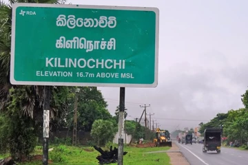 வெள்ளைவான் புரளியால் கிளிநொச்சியில் அடித்து நொருக்கப்பட்ட வாகனம்
