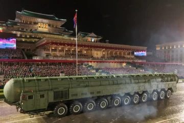 பயங்கர அணு ஏவுகணையை காட்சிப்படுத்திய கிம் ஜாங்