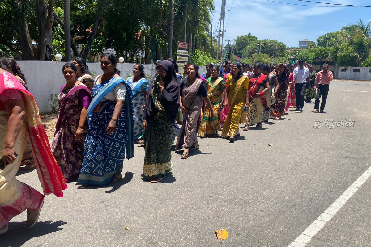 நாடளாவிய ரீதியில் அபிவிருத்தி உத்தியோகத்தர் சங்கத்தின் 15 கூட்டமைப்புகள் போராட்டம் | Protest By 15 Federations Development Officers