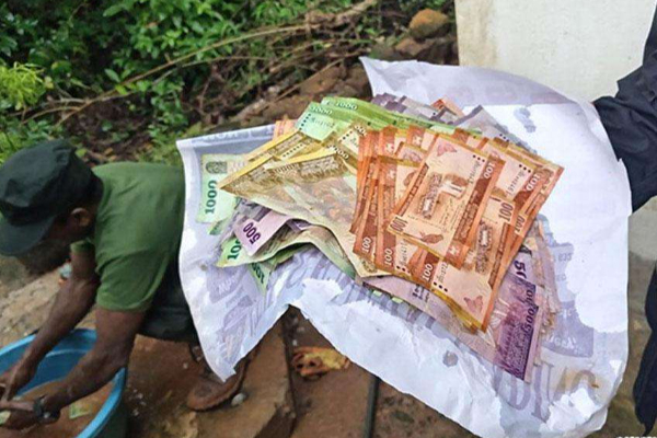 மீட்புபணியில் கிடைத்த பல இலட்சம் பெறுமதியான நகை, பணத்தை ஒப்படைத்த இராணுவ வீரர்கள் | Army Hands Over Jewels Cash Found In Rescue மீட்புபணியில் கிடைத்த பல இலட்சம் பெறுமதியான நகை, பணத்தை ஒப்படைத்த இராணுவ வீரர்கள் | Army Hands Over Jewels Cash Found In Rescue