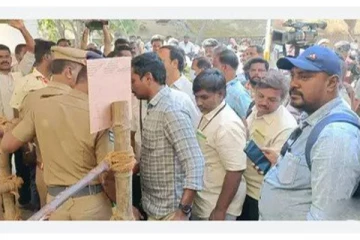 வாக்கு எண்ணிகை முடிவை அறிவிப்பதில் தாமதம் - செய்தியாளர்கள் போராட்டம்