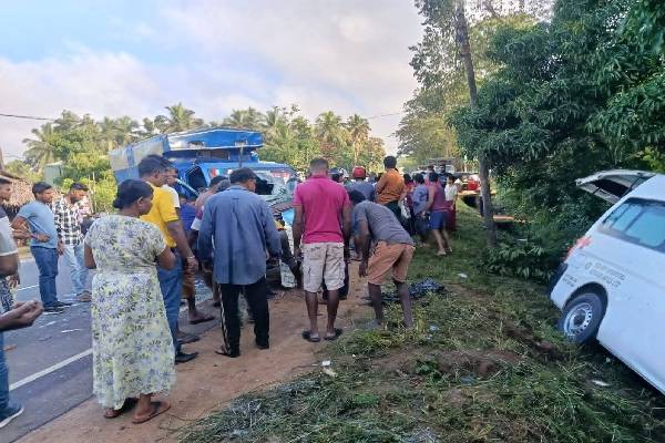 அதிகாலை நேர்ந்த விபத்து ; வேகக் கட்டுப்பாட்டை இழந்து விபத்துக்குள்ளான அம்புலன்ஸ் | Morning Accident Ambulance Loses Speed Crashes
