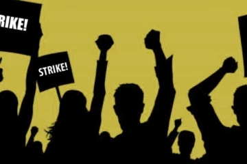 පිරිසක් විරෝධය පල කරමින් වෘත්තීය ක්‍රියාමාර්ගයක.