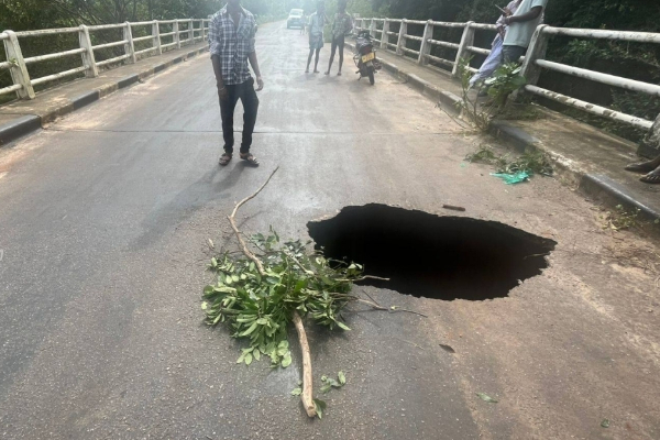 ஒட்டுசுட்டான் வீதியில் பாரிய பள்ளம்; கனரக வாகனம் செல்லத்தடை | Heavy Vehicles Banned From Oddusuttan Road