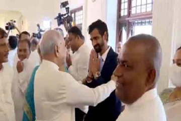 நாட்டின் புதிய பிரதமரை கைகூப்பி வணங்கிய ஜீவன்!