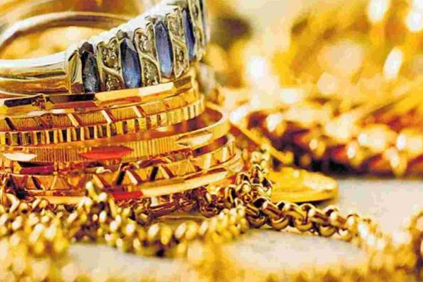யாழில் பெண் ஊழியரின் கழுத்தில் கத்தியை வைத்து நகைகளை கொள்ளையடித்த கும்பல்! | Gang Robbed A Female Employee Of Jewellery Jaffna