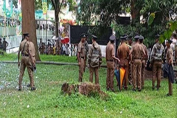 பிரசாரக் கூட்டத்தில் பட்டாசுகள் வெடித்த மூவர் கைது