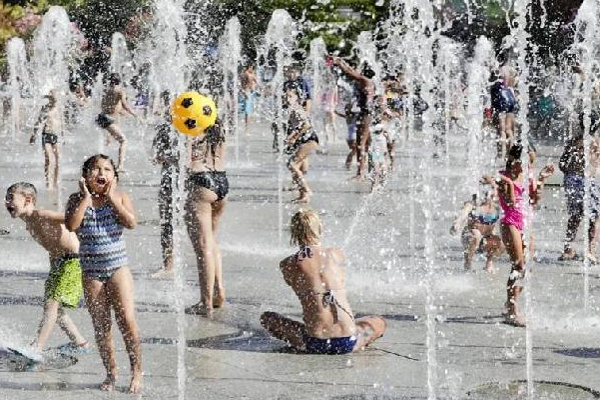 கனடாவில் கடும் நெருக்கடிக்கு முகங்கொடுத்துள்ள மக்கள்! | Toronto Hamilton Temperature High People Crisis