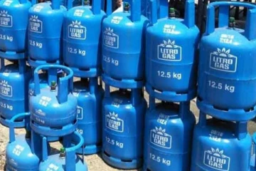 காலி மைதானத்தை சுற்றி எரிவாயு சிலிண்டர்கள்: அதிசயமாய் பார்த்த கிரிக்கெட் அணியினர்