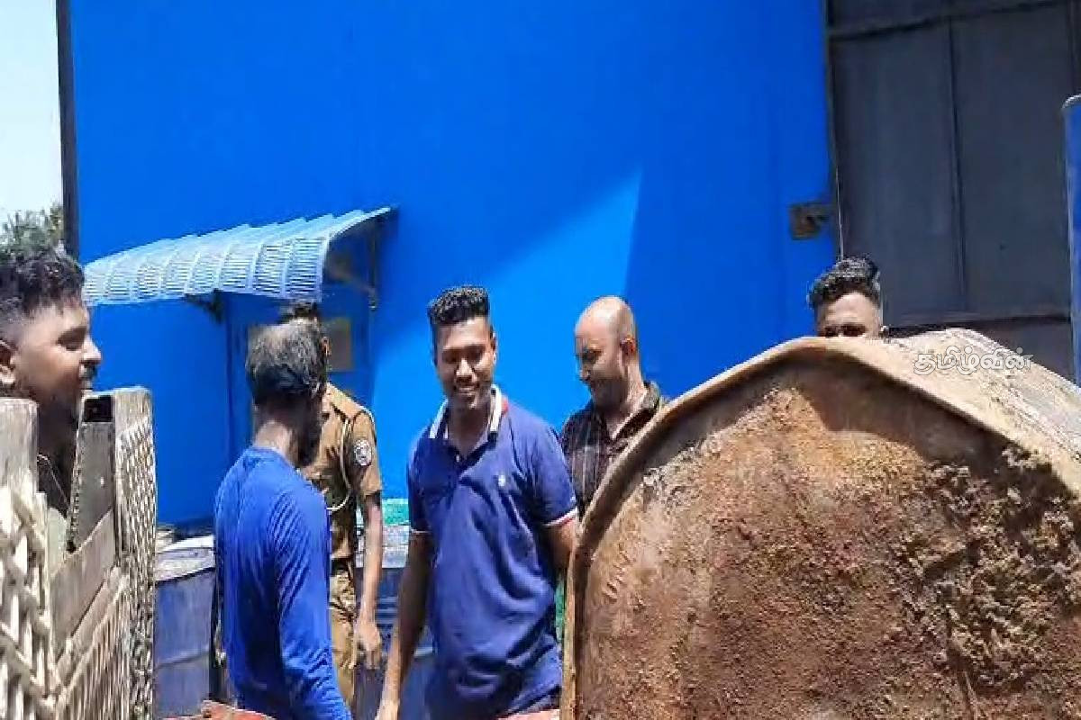 யாழில் 4700 லீட்டர் எரிபொருட்களுடன் இளைஞர் கைது - பொலிஸார் தீவிர சோதனை | Youth Arrested With 4700 Liters Of Fuel In Jaffna