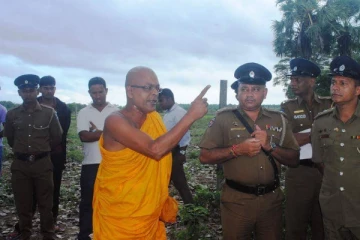 இனவாத சிங்கள பிக்குவின் வெறியாட்டம் - அதிர்ச்சியில் பொலிஸார்