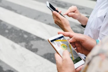 கணவரின் அலைப்பேசியை ஆராய்ந்த மனைவிக்கு ஒரு லட்சம் அபராதம்